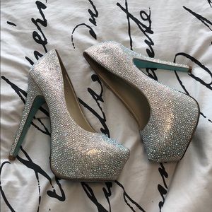Iridescent blue pumps